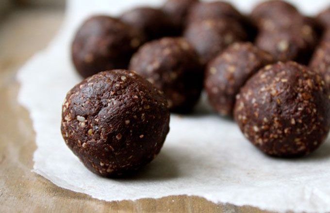 Raw chocolate brownie balls